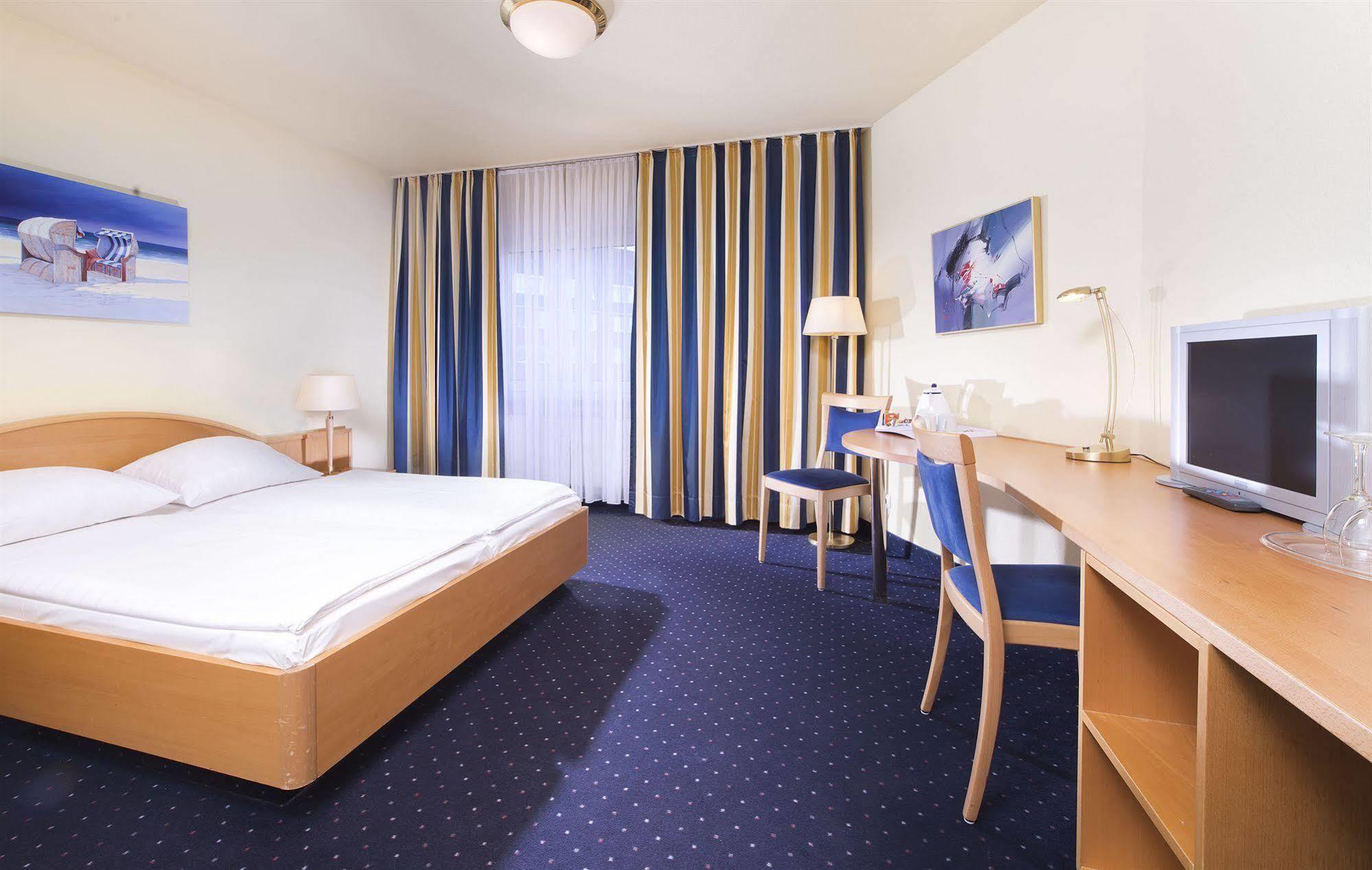 Tryp By Wyndham Luebeck Aquamarin Hotel Екстериор снимка